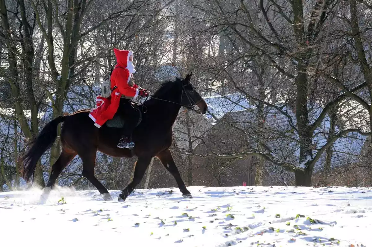 Reitender Weihnachtsmann Reitender Weihnachtsmann