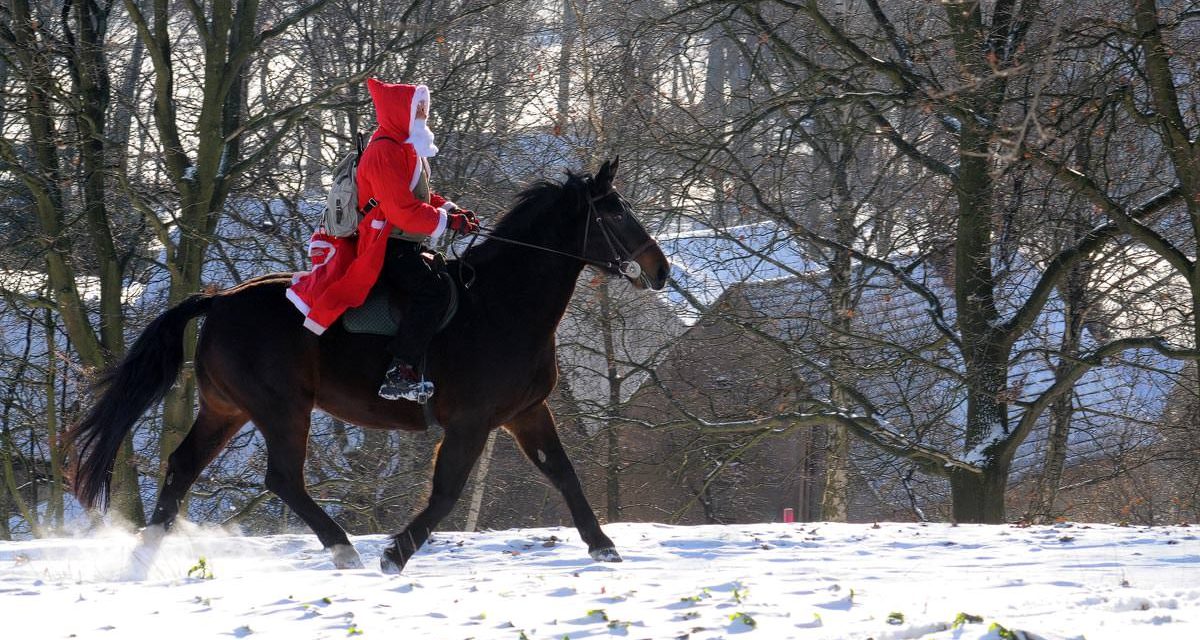 Der Weihnachtsmann reitet auf einem Pferd
