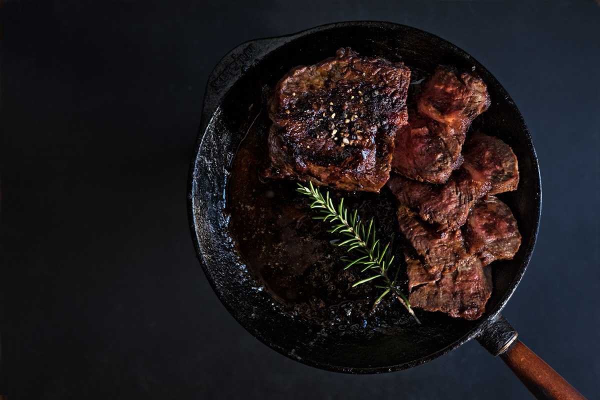 Bio-Steaks deftig gebraten in der Pfanne